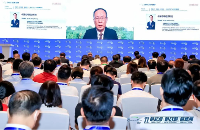 2021年6月17日，备受瞩目的2021中国汽车论坛在上海隆重召开。本届论坛主题为“新起点 新战略 新格局——推动汽车产业高质量发展”，共设置了“1场闭门峰会+1个大会论坛+2个中外论坛+12个主题论坛”，致力于全面集聚政府主管领导、全球汽车企业领袖、汽车行业精英，共商汽车强国大计，落实国家提出的“碳达峰、碳中和”战略目标要求，助力构建“双循环”新发展格局。