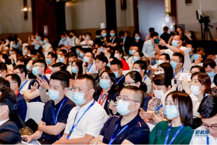 2021年6月17日，备受瞩目的2021中国汽车论坛在上海隆重召开。本届论坛主题为“新起点 新战略 新格局——推动汽车产业高质量发展”，共设置了“1场闭门峰会+1个大会论坛+2个中外论坛+12个主题论坛”，致力于全面集聚政府主管领导、全球汽车企业领袖、汽车行业精英，共商汽车强国大计，落实国家提出的“碳达峰、碳中和”战略目标要求，助力构建“双循环”新发展格局。