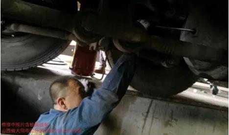 车主赵师傅用一句话概括了大运重卡：“驾驶安全可靠，大运重卡我的选择”。