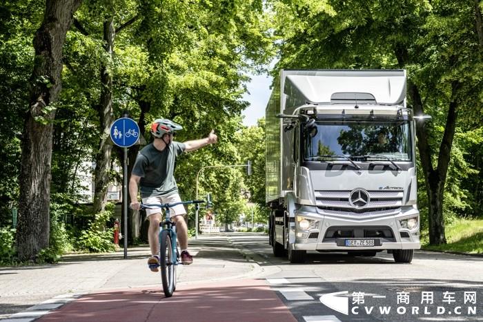 5. 梅赛德斯-奔驰eActros纯电动卡车的多项功能和系统为所有道路使用者提供高水准的保护.jpg