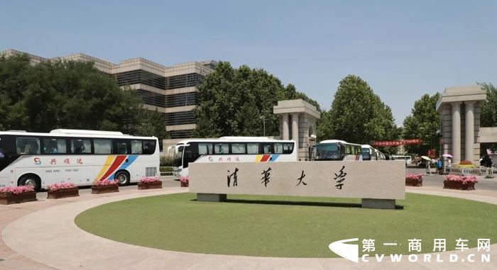 作为中国绿色出行创领者，欧辉客车超千台新能源客车承担了百年庆典接驳保障服务工作，以“国典标准”再次高品质完成祖国交付的任务。