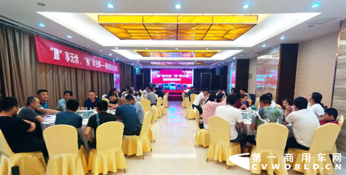 近日，陕重汽销售公司河南区域经销商郑州鸿阳举办了一场尊享明星价值 钜惠百站百盛 陕汽重卡德龙X5000牵引车推介活动。