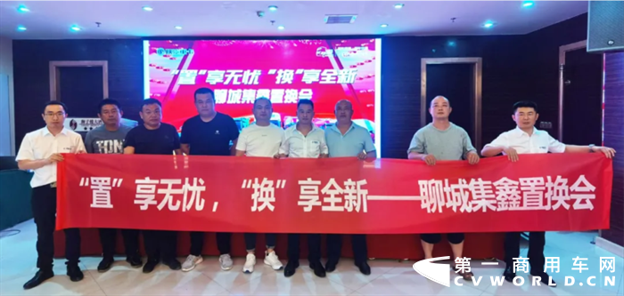 近日，陕重汽销售公司河南区域经销商郑州鸿阳举办了一场尊享明星价值 钜惠百站百盛 陕汽重卡德龙X5000牵引车推介活动。