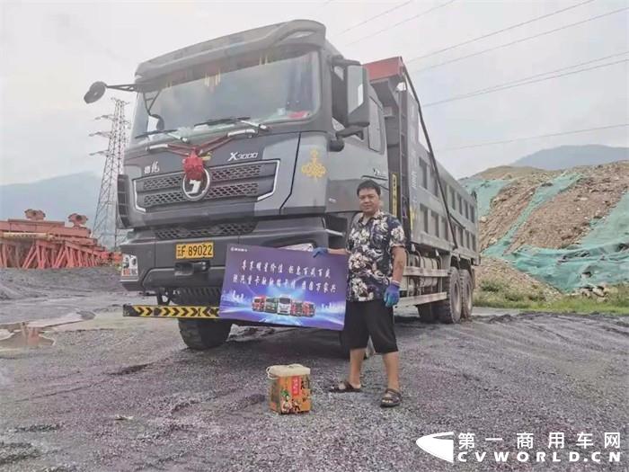 近日，陕重汽销售公司河南区域经销商郑州鸿阳举办了一场尊享明星价值 钜惠百站百盛 陕汽重卡德龙X5000牵引车推介活动。