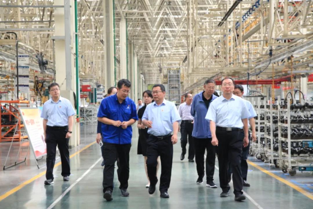 7月7日至8日，淮海集团党委副书记、工会主席马常明，总会计师肖富强，职工董事范小红等领导来北奔重汽参观交流。