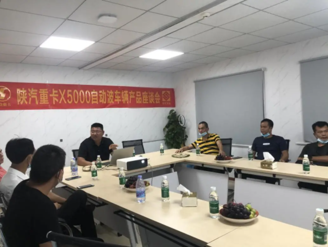 近日，以【尊享明星价值，钜惠百战百盛】为主题的德龙X5000 AMT牵引车交车仪式在深圳成功举办。陕重汽销售公司广东区域总经理付新波、法士特广东总经理梁帆、山东时代天成投资有限公司副总经理兼广东公司总经理李冰、广东公司副总经理林锦桂、广东公司副总经理杨少锋、深圳市东禾运输有限公司董事长钟诚等参加活动。