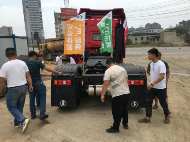 近日，以【尊享明星价值，钜惠百战百盛】为主题的德龙X5000 AMT牵引车交车仪式在深圳成功举办。陕重汽销售公司广东区域总经理付新波、法士特广东总经理梁帆、山东时代天成投资有限公司副总经理兼广东公司总经理李冰、广东公司副总经理林锦桂、广东公司副总经理杨少锋、深圳市东禾运输有限公司董事长钟诚等参加活动。
