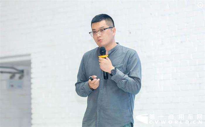 7月9日，由提加商用车主办的第三届商用车新媒体大会暨2021商用车新媒体用户评选大会在北京召开，本届大会也正是以“三生万物”为主题，北京师范大学新闻传播委员会主任喻国明，提加商用车网主编李韧，提加商用车网营销总监杨连辉，以及企业代表、媒体嘉宾等近百人参加了本次大会。