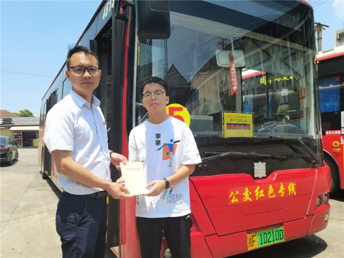 自中车电动党委下发联合客户将新巴客打造成为向市民宣传“四史”的“红色课堂”以来，客车事业部党委积极响应。近期，运行在岳阳红色文化主题专线的“新巴客”，成为岳阳市党史流动课堂，赢得市民们纷纷点赞。