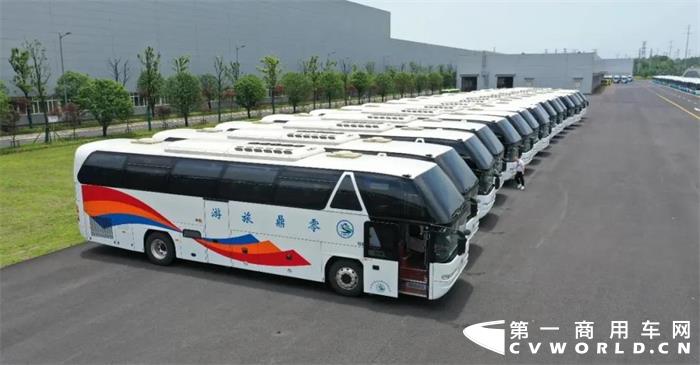 在2021年6月（2021年5月31日-2021年6月27日）的四周内，国内10家主流新能源客车品牌的“第一影响力”总得分为1605分，环比2021年5月（2021年5月3日-2021年5月30日）的四周得分（1674分）下滑4%，同比2020年6月（2020年6月1日-2020年6月28日）的四周得分（1698分）下滑5%。