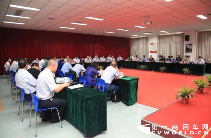 7月22日，北奔重汽在技术中心报告厅召开重点型号产品项目厂际联席会，监事会主席王铁生，副总经理徐劲松、哈立新和相关部门负责人以及20余家重点供应商代表，共商北奔重点型号产品项目物资保供、成本控制、品质提升、质量改进、技术协调等方面的相关事宜，为项目顺利推进奠定良好基础。