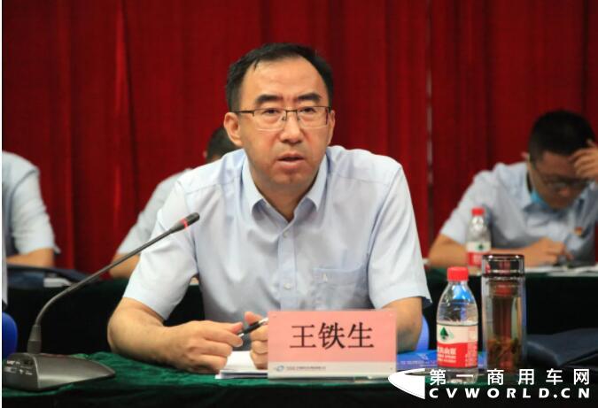 7月22日，北奔重汽在技术中心报告厅召开重点型号产品项目厂际联席会，监事会主席王铁生，副总经理徐劲松、哈立新和相关部门负责人以及20余家重点供应商代表，共商北奔重点型号产品项目物资保供、成本控制、品质提升、质量改进、技术协调等方面的相关事宜，为项目顺利推进奠定良好基础。
