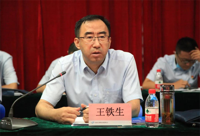 7月22日，北奔重汽在技术中心报告厅召开重点型号产品项目厂际联席会，监事会主席王铁生，副总经理徐劲松、哈立新和相关部门负责人以及20余家重点供应商代表，共商北奔重点型号产品项目物资保供、成本控制、品质提升、质量改进、技术协调等方面的相关事宜，为项目顺利推进奠定良好基础。