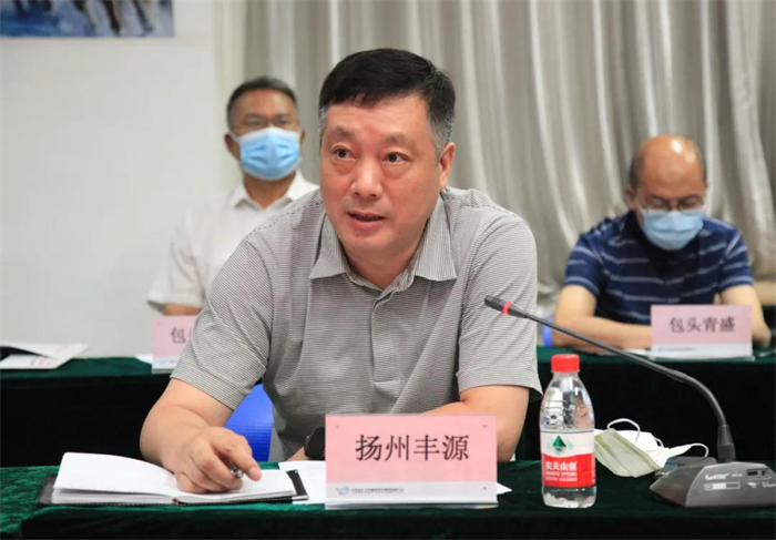 7月22日，北奔重汽在技术中心报告厅召开重点型号产品项目厂际联席会，监事会主席王铁生，副总经理徐劲松、哈立新和相关部门负责人以及20余家重点供应商代表，共商北奔重点型号产品项目物资保供、成本控制、品质提升、质量改进、技术协调等方面的相关事宜，为项目顺利推进奠定良好基础。