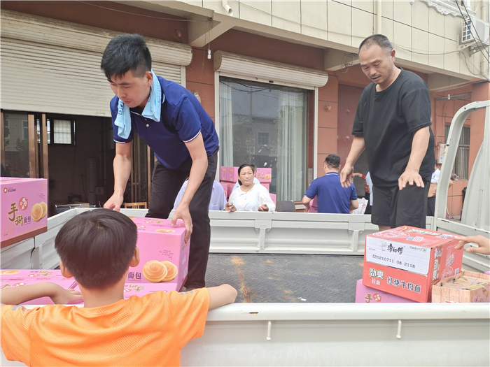 洪水无情，人间有爱。灾情发生后，江淮轻卡闻“汛”而动，迅速组织各地经销商、服务站行动起来，与河南人民共渡难关。7月23日，河南省江淮恺达经销商平顶山市驰利隆汽车销售服务有限公司，在第一时间完成自救的同时，率先投入到了这场救灾战役中来。