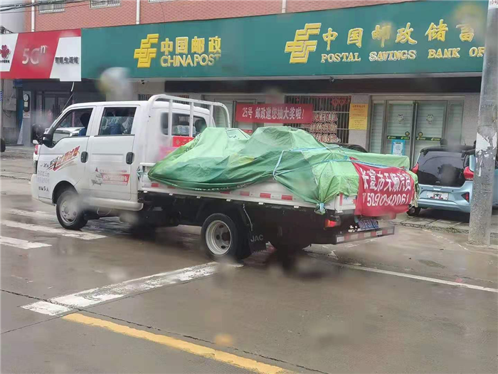 洪水无情，人间有爱。灾情发生后，江淮轻卡闻“汛”而动，迅速组织各地经销商、服务站行动起来，与河南人民共渡难关。7月23日，河南省江淮恺达经销商平顶山市驰利隆汽车销售服务有限公司，在第一时间完成自救的同时，率先投入到了这场救灾战役中来。