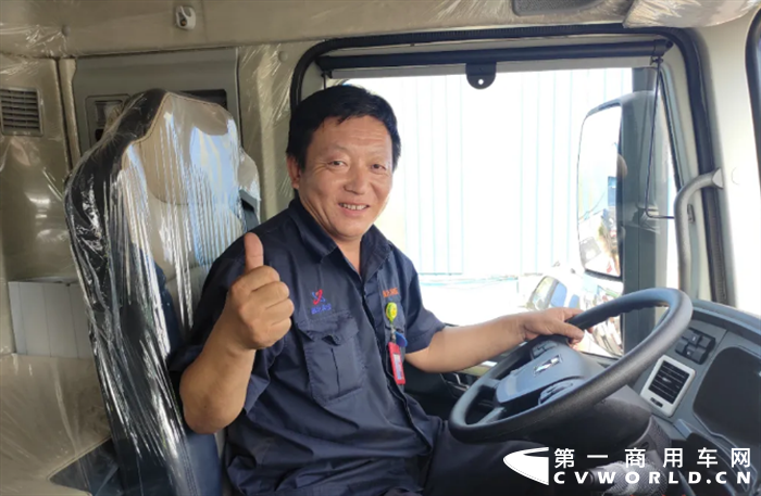 要实现“碳达峰、碳中和”，能源是主战场，重型卡车的电动化是大势所趋。近日，徐工首批充换一体电动牵引车交付河北鑫达物流集团，这些零排放、高效能的纯电动重卡将为该物流集团构建绿色高效的运输格局提供强大助力，也将为实现“双碳”目标任务凝聚合力。