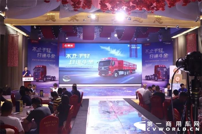 7月25日，乘龙H5超轻版国六柴油牵引车上市发布会在河北邢台举行，来自北方区域的乘龙品牌经销商、合作伙伴以及邢台区域客户齐聚现场，一同见证乘龙H5超轻版国六柴油牵引车的荣耀上市。