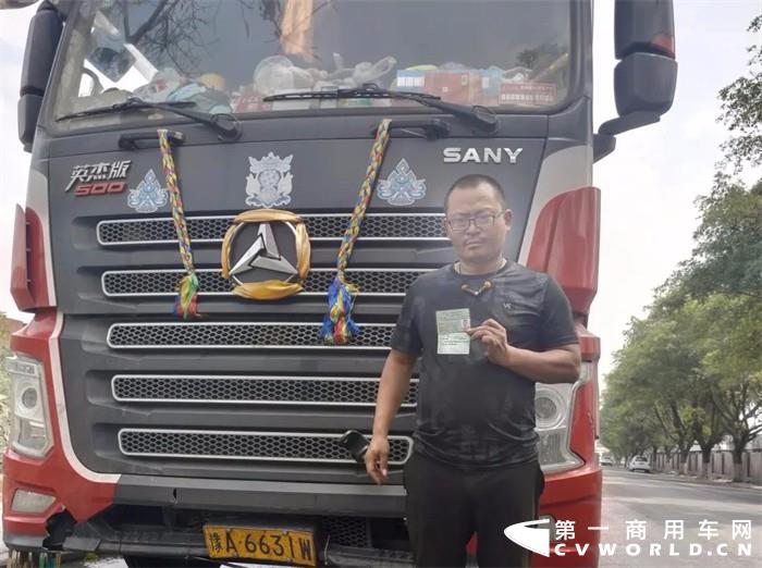 郑州灾情，牵动着全国人民的心。各地救援队不辞辛苦日夜驰援受灾地区，部分救援车辆都挂着“河南加油、郑州加油”的大横幅，那一道道中国红时刻让人热血沸腾。