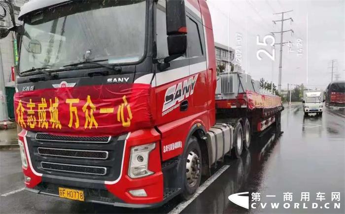 郑州灾情，牵动着全国人民的心。各地救援队不辞辛苦日夜驰援受灾地区，部分救援车辆都挂着“河南加油、郑州加油”的大横幅，那一道道中国红时刻让人热血沸腾。