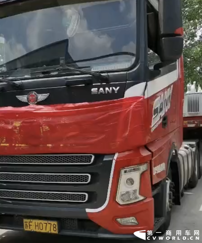 郑州灾情，牵动着全国人民的心。各地救援队不辞辛苦日夜驰援受灾地区，部分救援车辆都挂着“河南加油、郑州加油”的大横幅，那一道道中国红时刻让人热血沸腾。
