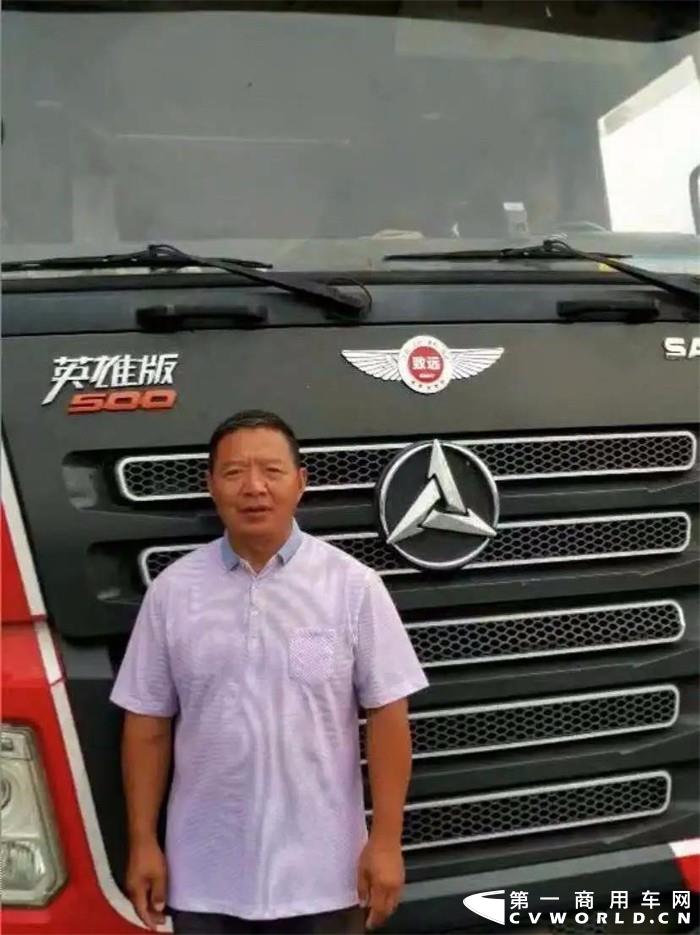 郑州灾情，牵动着全国人民的心。各地救援队不辞辛苦日夜驰援受灾地区，部分救援车辆都挂着“河南加油、郑州加油”的大横幅，那一道道中国红时刻让人热血沸腾。