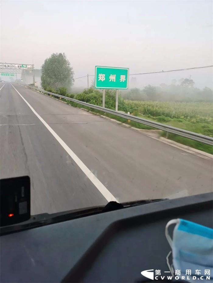 郑州灾情，牵动着全国人民的心。各地救援队不辞辛苦日夜驰援受灾地区，部分救援车辆都挂着“河南加油、郑州加油”的大横幅，那一道道中国红时刻让人热血沸腾。
