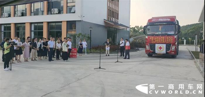 郑州灾情，牵动着全国人民的心。各地救援队不辞辛苦日夜驰援受灾地区，部分救援车辆都挂着“河南加油、郑州加油”的大横幅，那一道道中国红时刻让人热血沸腾。