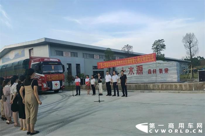 郑州灾情，牵动着全国人民的心。各地救援队不辞辛苦日夜驰援受灾地区，部分救援车辆都挂着“河南加油、郑州加油”的大横幅，那一道道中国红时刻让人热血沸腾。
