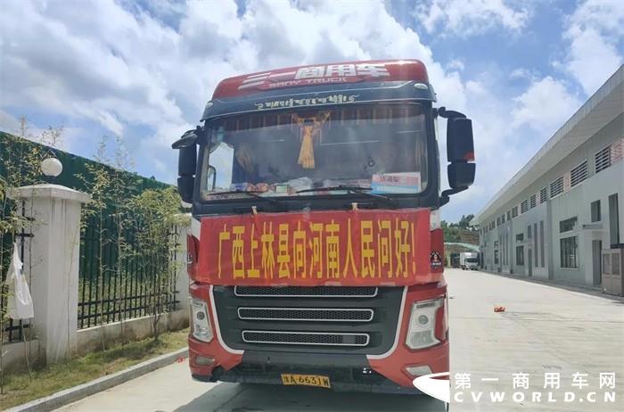 郑州灾情，牵动着全国人民的心。各地救援队不辞辛苦日夜驰援受灾地区，部分救援车辆都挂着“河南加油、郑州加油”的大横幅，那一道道中国红时刻让人热血沸腾。