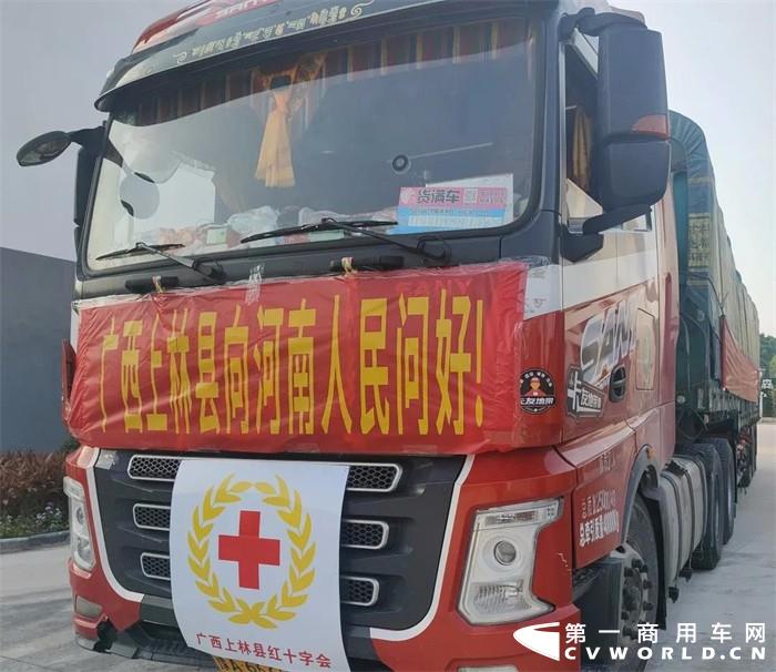 郑州灾情，牵动着全国人民的心。各地救援队不辞辛苦日夜驰援受灾地区，部分救援车辆都挂着“河南加油、郑州加油”的大横幅，那一道道中国红时刻让人热血沸腾。