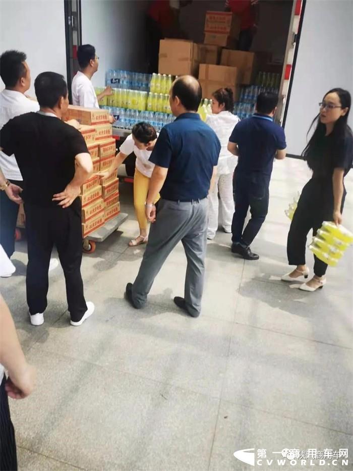 “豫”你“翼”起，共克时艰。近日，河南省遭遇极端强降雨，面对突如其来的灾害，陕汽商用车积极践行社会责任担当，联合各经销商、服务商积极投入到防汛救灾工作中。