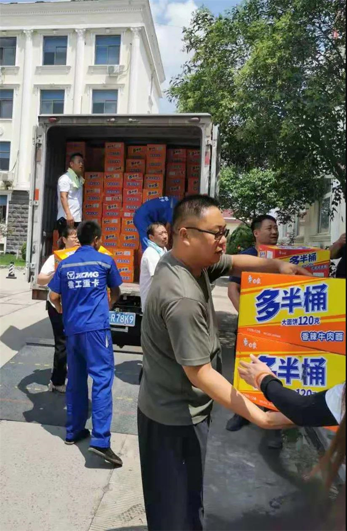 近日，河南等地遭遇持续强降雨，部分地区严重内涝，防汛形势十分严峻。徐工重卡心系河南、闻“汛”而动。