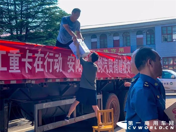 近日，河南等地遭遇持续强降雨，部分地区严重内涝，防汛形势十分严峻。徐工重卡心系河南、闻“汛”而动。