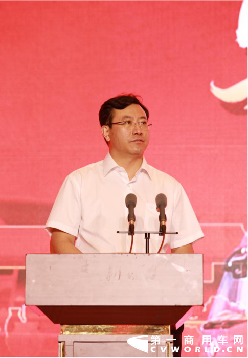 一汽解放赠送“火车英雄”宋加雷J6平地板牵引车2.png