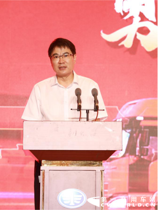 一汽解放赠送“火车英雄”宋加雷J6平地板牵引车3.png