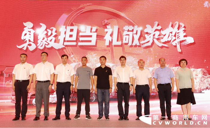 一汽解放赠送“火车英雄”宋加雷J6平地板牵引车9.png