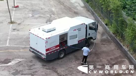 近日，中车电动支援河南团队持续在郑州、荥阳、安阳各街道、社区以及村庄，与当地的蓝天救援队一同参加消毒作业和道路洗扫工作。