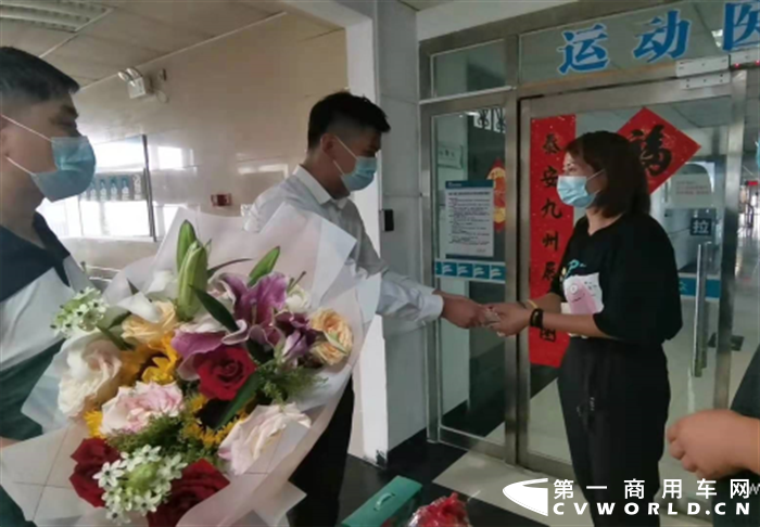 一汽解放卡友驰援灾区。