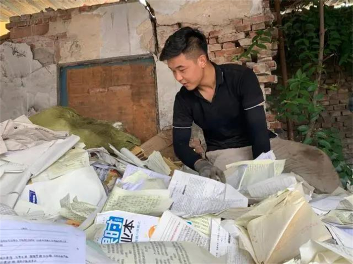 这个92年出生的河北小伙子，摆过地摊、跑过运输，最终成了一名年轻的废品回收站老板。