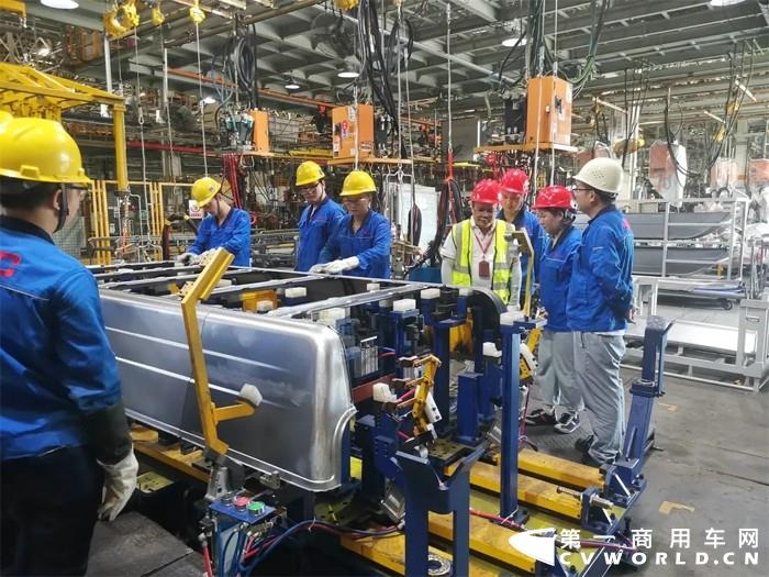 8月10日，江铃特顺空间王盲订活动限量开启，这款内部装载空间高达1.74米、载货体积达9.2立方米的创富好帮手，以特多、特好、特快、特省、特赚的特点，受到广大消费者的好评与青睐，还未上市便接到了超1500辆订单，成为轻客市场妥妥的“金牌选手”。