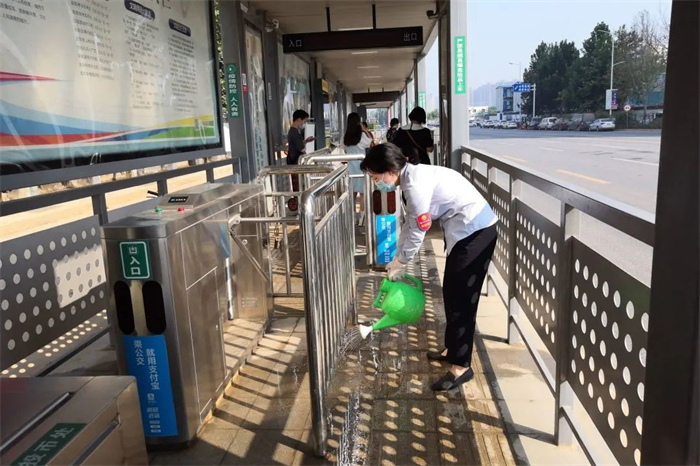 7月中下旬南京、张家界、荆州等地纷纷传出疫情，在国内疫情已经平静了一年多的当下，疫情传来的消息就如同一声惊雷，再次冲击着每个人的心脏。