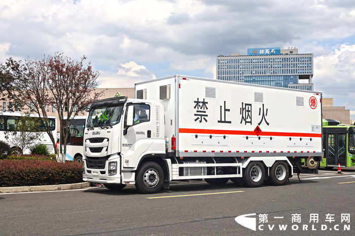 庆铃五十铃巨咖5X危化品运输车2.png