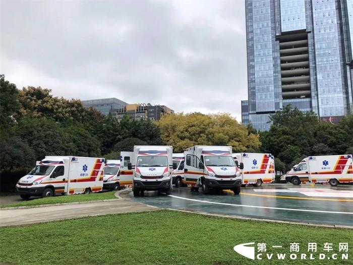 自扬州市新冠肺炎疫情发生以来，南京依维柯积极统筹资源，增派救护力量，与一批又一批火速集结的医护工作者一同奔赴抗疫一线开展工作。