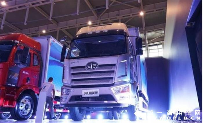 一汽解放即将迎来旗下首款中型平地板载货产品——J6L尊享版的荣耀上市，产品定位直指国内高端中卡市场，为城际中短途物流运输打造出一款超级“赚钱机器”。