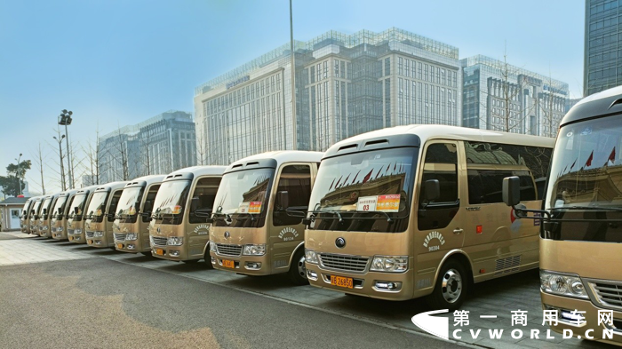 8月23日晚间，宇通客车股份有限公司披露2021年半年度报告。报告显示，2021年上半年，宇通客车累计销售客车20588辆，同比增长38.19%；报告期内实现营业收入98.06亿元，同比增长28.83%；归属于上市公司股东的净利润1.45亿元，同比增长130.1%。