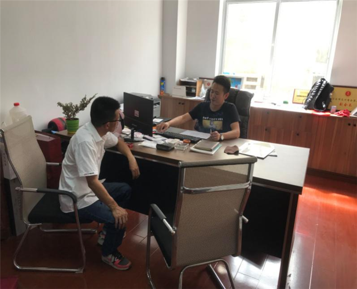 众所周知，浙江宁波人擅长经营，会做生意，过去也有“宁波商帮”一说，都是对宁波人敢闯能干善经营的肯定，这篇内容里面提到的丁老板就是土生土长的宁波人。在跑运输之前，丁总是做餐饮生意的，一个做餐饮的突然转行做了物流运输，还从一台车做到了20多台车的物流公司，怎么回事呢？