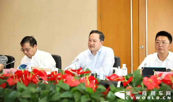 9月3日，三一电动重卡与协鑫能源科技股份有限公司（以下简称“协鑫能科”）于长沙签署3000台新能源卡车和60座换电站的战略合作协议，是三一新能源卡车首个大额订单。