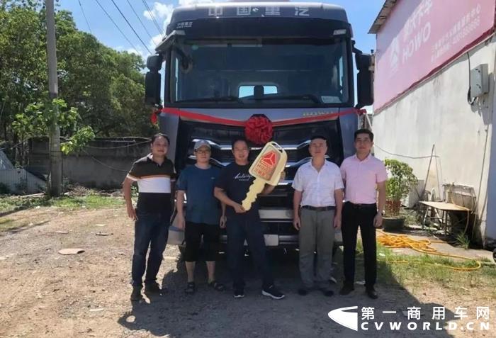 福建首台豪沃MAX交车了！这台车由中国重汽福建分公司和三明寰宇汽车销售有限公司向客户完成交付，交车当日，客户被MAX威风帅气的颜值、高端可靠的配置、舒适省油的驾驶体验所折服：“很高兴能成为MAX体验官，我要开着它去挣大钱”！