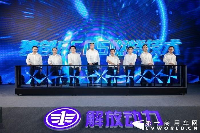 2021年9月25日，“纵‘擎’国六‘油’我掌控-解放动力国六节油专家发布会”于无锡盛大启幕，一汽解放总经理助理兼发动机事业部总经理、党委书记钱恒荣、一汽解放销售公司副总经理胡晓冬、中国内燃机工业协会常务副会长兼秘书长邢敏及行业媒体、客户代表等人出席会议，共同见证了这一荣耀时刻。